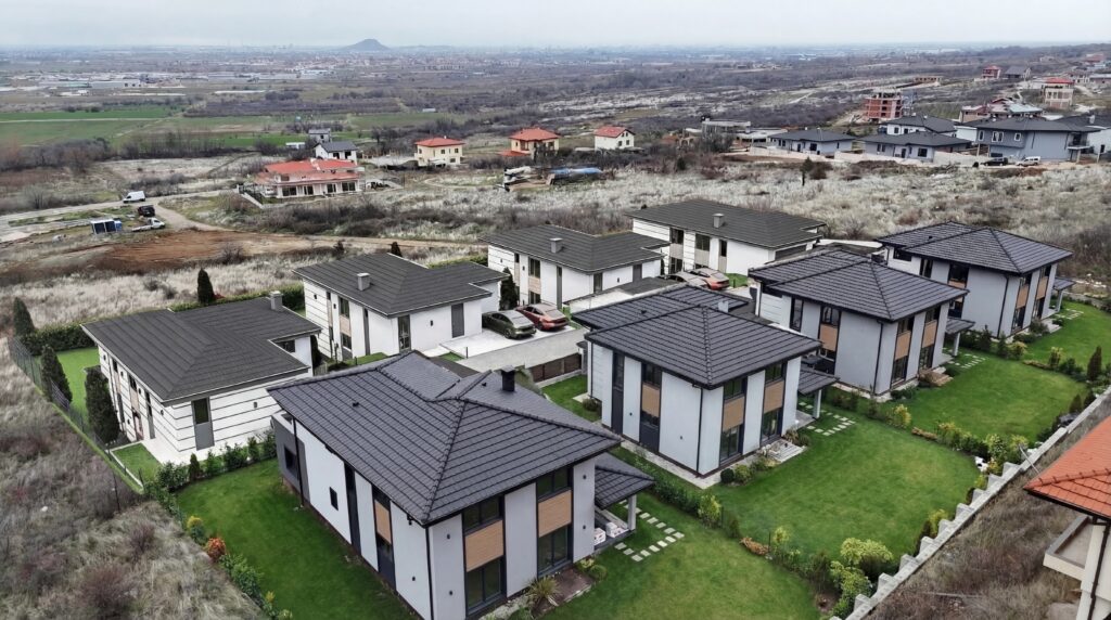 Къщи в Марково - гледка към тепето